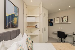 Individually decorated, individually furnished, desk, laptop workspace - OFP - Duplex na Oscar Freire By Anora Spaces (São Paulo)