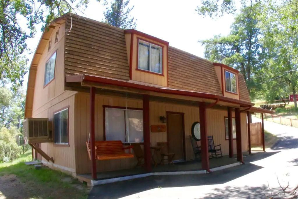 A quiet family mountain home. 20 minutes away from Yosemite's south entrance