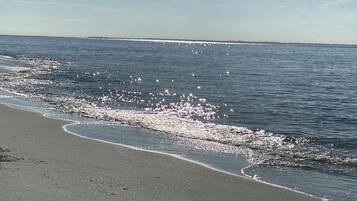 Beach nearby, sun loungers, beach towels