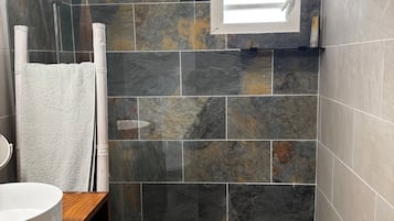 Douche, sĂšche-cheveux, serviettes fournies, papier toilette