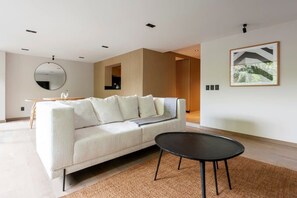 Una televisión, una oficina