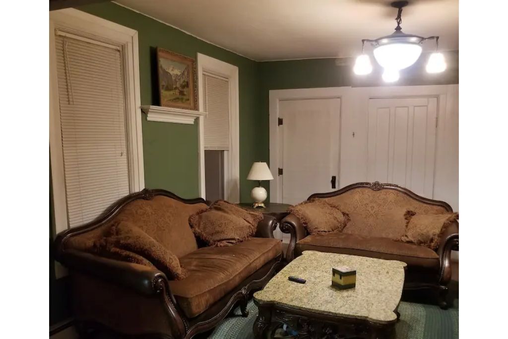 Charming farmhouse sleeps 11 just 4 miles from Salmon River!