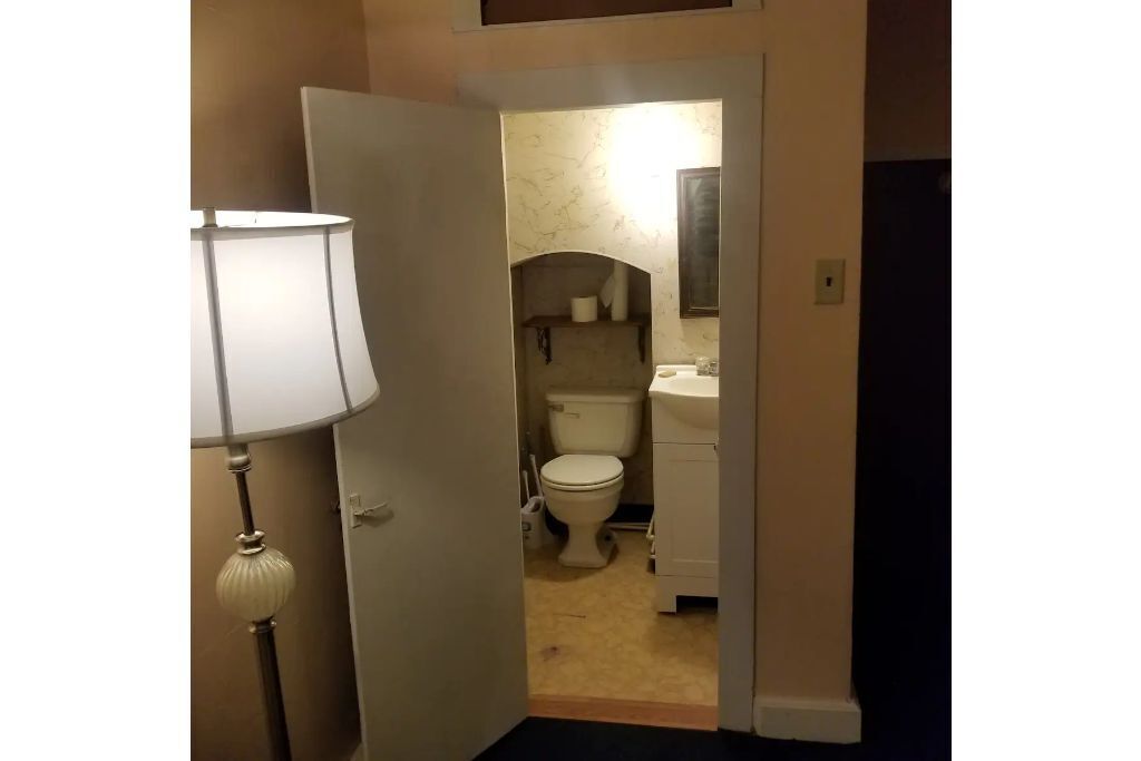 Charming farmhouse sleeps 11 just 4 miles from Salmon River!