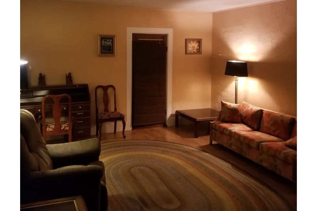 Charming farmhouse sleeps 11 just 4 miles from Salmon River!