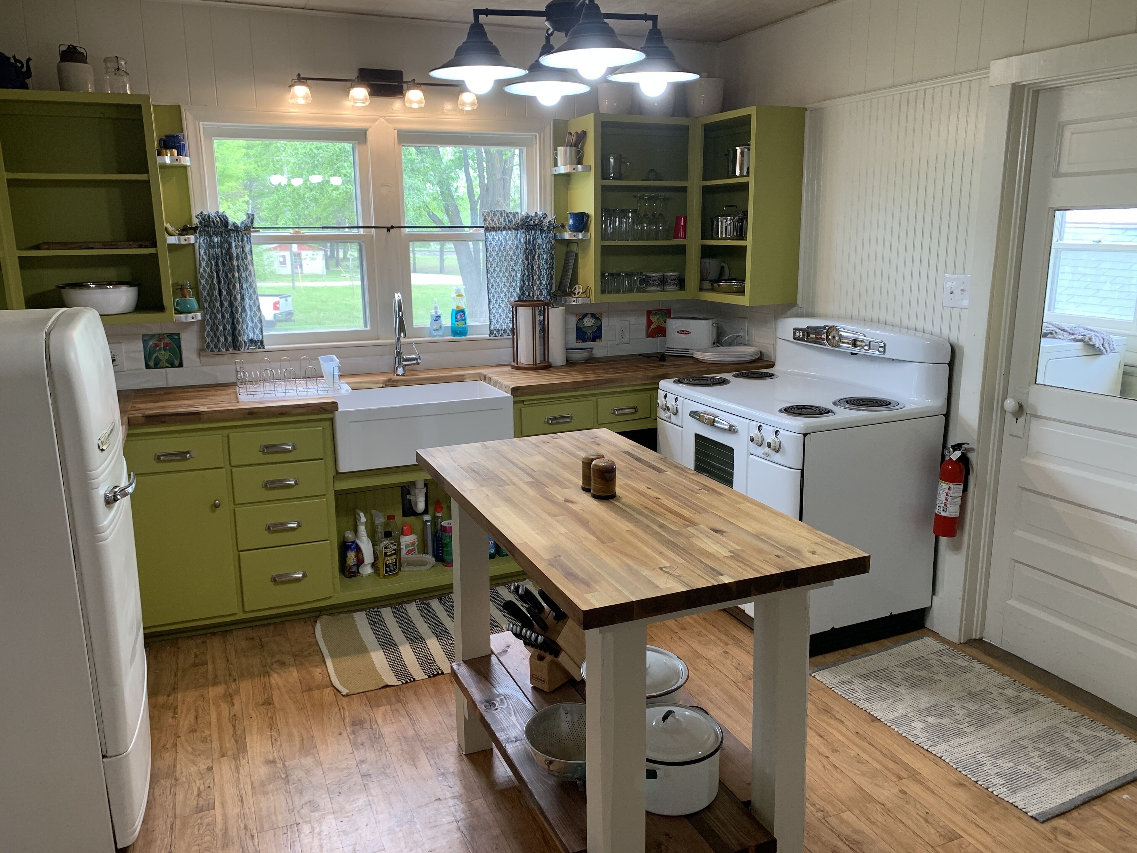 Kjøleskap, mikrobølgeovn, ovn og kokeplater