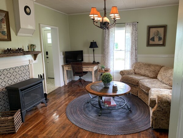 Älytelevisio, takka, kirjoja