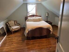 4 makuuhuonetta, työpöytä, ilmainen Wi-Fi, vuodevaatteet