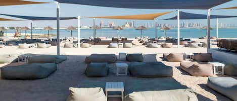 Playa privada en los alrededores, traslado desde/hacia la playa gratis