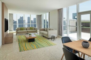 ألحفة محشوة بالريش وأسرّة سليكت كومفورت وخزنة داخل الغرفة