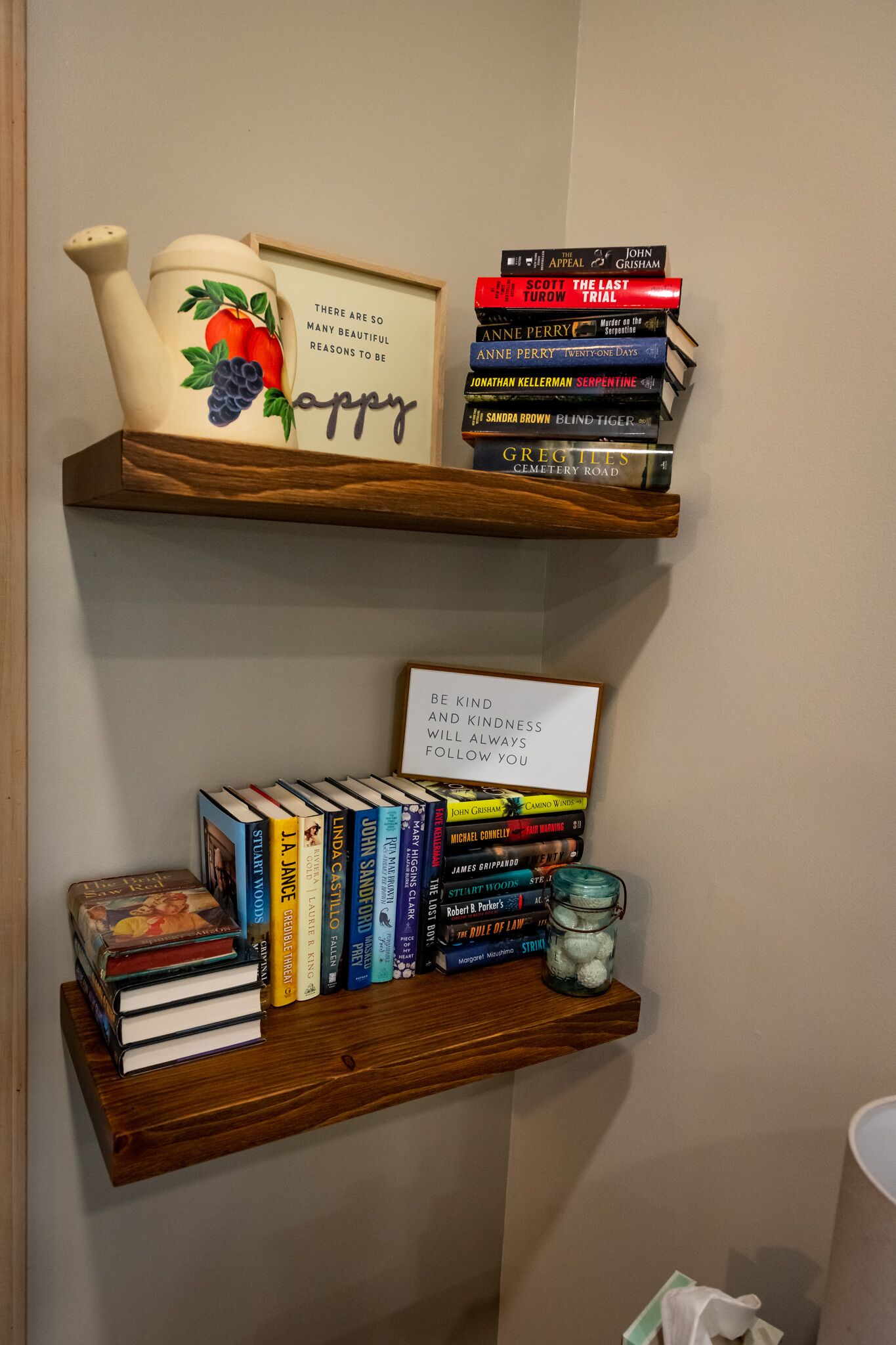 Dues estanteries de fusta amb llibres i objectes decoratius.