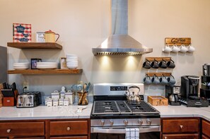 Fridge, microwave, oven, stovetop - The West Wing (Barker)