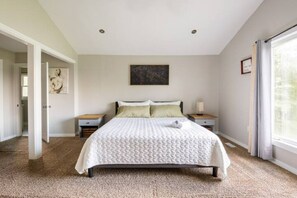 6 bedrooms, iron/ironing board, travel cot, free WiFi - Indy Mansion pool house, 5 beds & 4 baths 20 minutes to downtown indy  (Indianapolis)