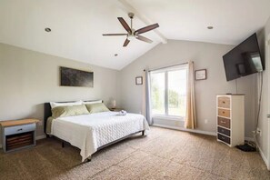 5 slaapkamers, een strijkplank/strijkijzer, reisbedje, gratis wifi