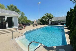 Pool - Indy Mansion pool house, 5 beds & 4 baths 20 minutes to downtown indy  (Indianapolis)