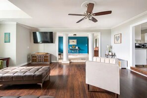 Een smart-tv en een open haard