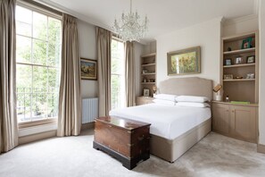 4 bedrooms, iron/ironing board, free WiFi, bed sheets