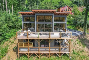 Outdoor dining - Private & Quiet! Hot Tub, 2 King Suites, Indoor Pool, Games, Free Attractions (Gatlinburg)