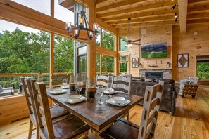 Dining - Private & Quiet! Hot Tub, 2 King Suites, Indoor Pool, Games, Free Attractions (Gatlinburg)