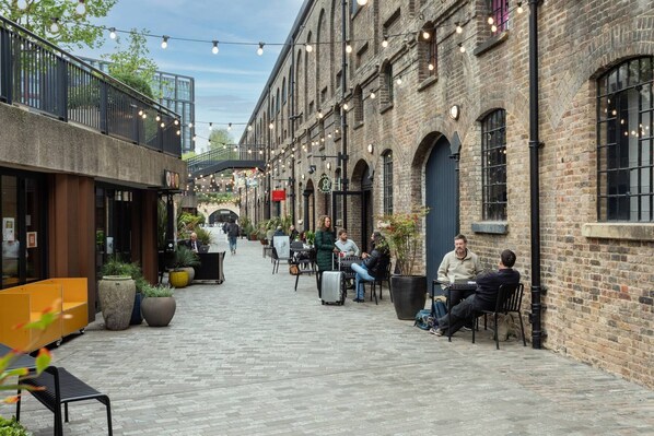 Outdoor dining - Keystone Crescent by onefinestay (London)