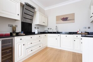 Microwave, dishwasher, coffee/tea maker, toaster
