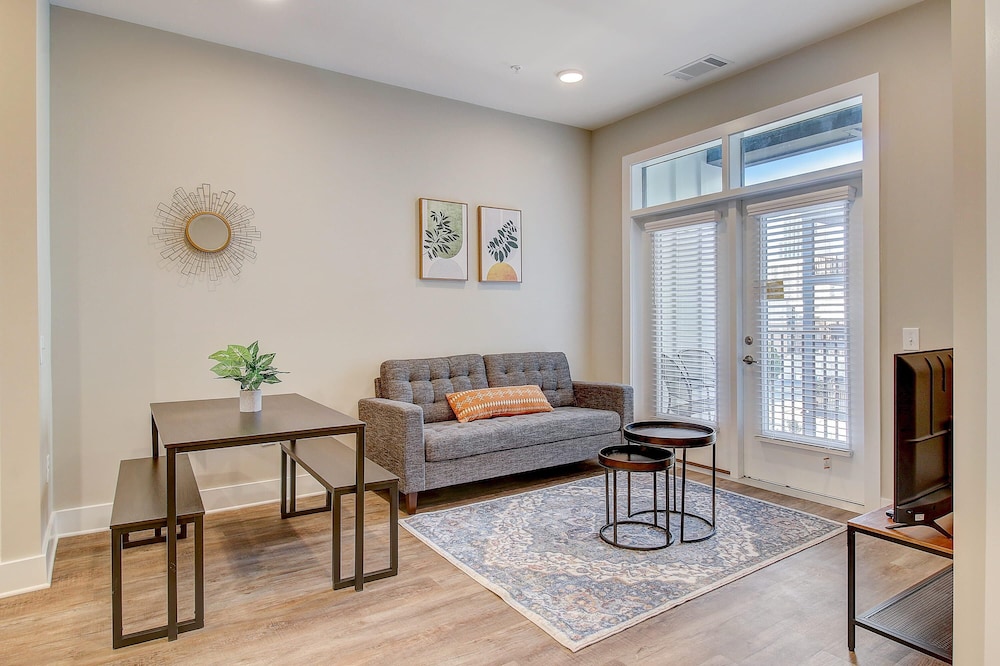 Frontdesk | 1 BR Apt near Truist Field