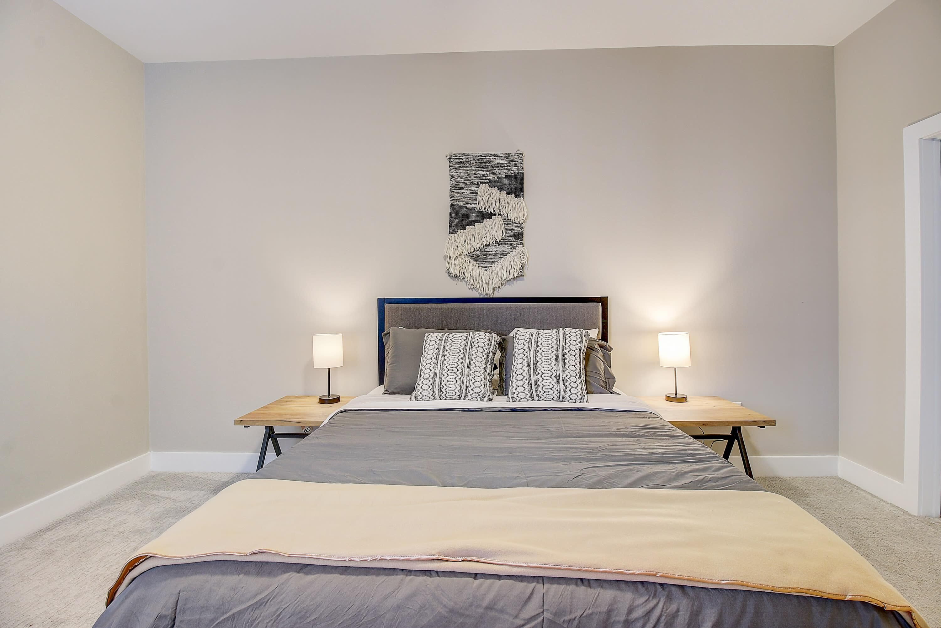 Frontdesk | 1 BR Apt near Truist Field