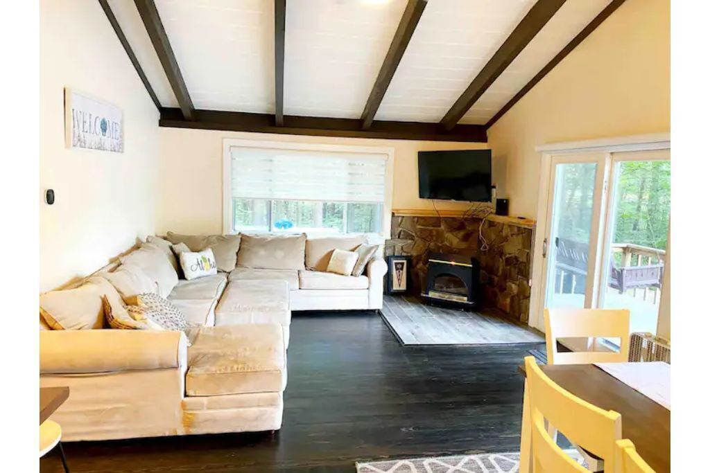 Cheerful & Rustic Beachfront Oasis