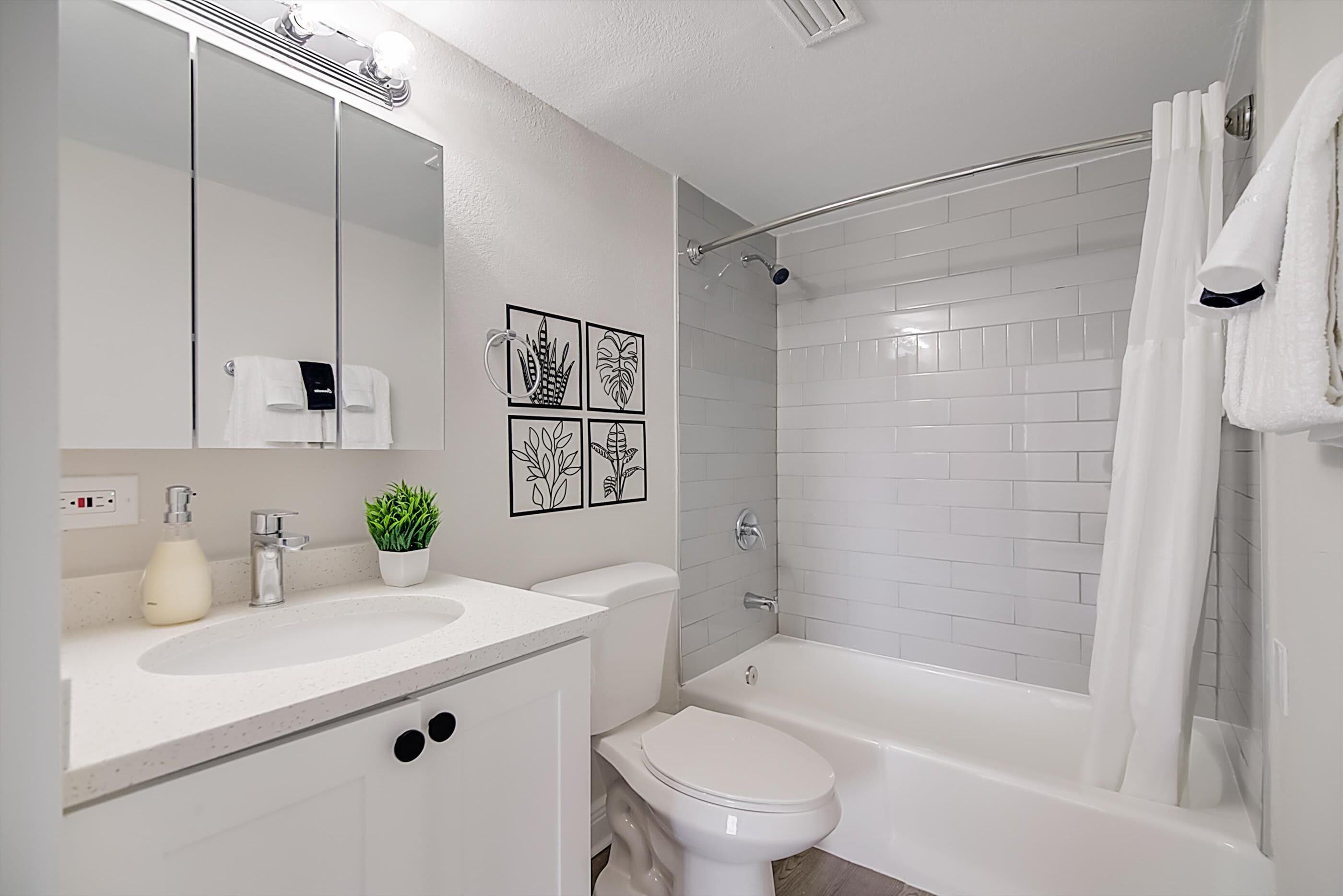 Frontdesk | 2 BR  Apt near Clam Bayou Nature Park