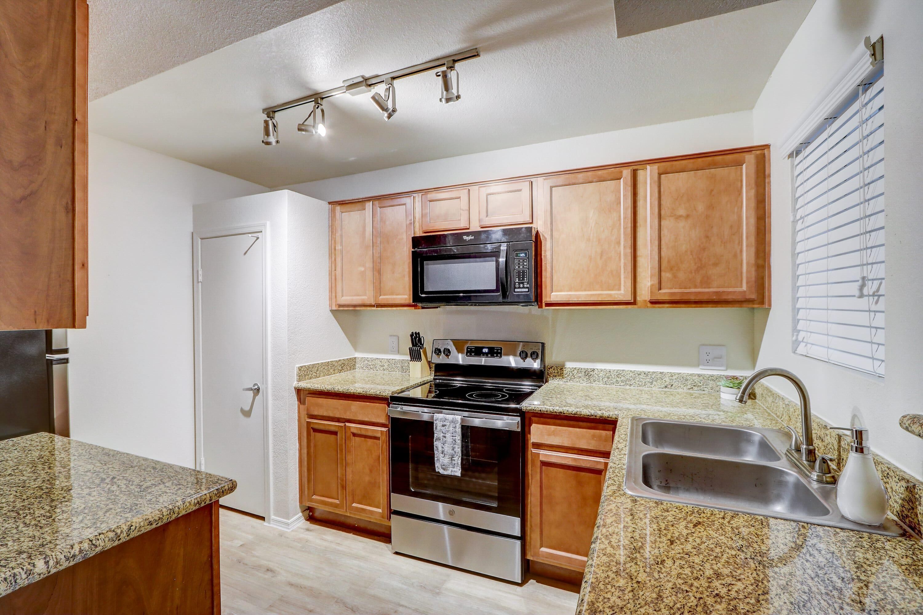 Frontdesk | 1 BR Apt close to Taliesin West