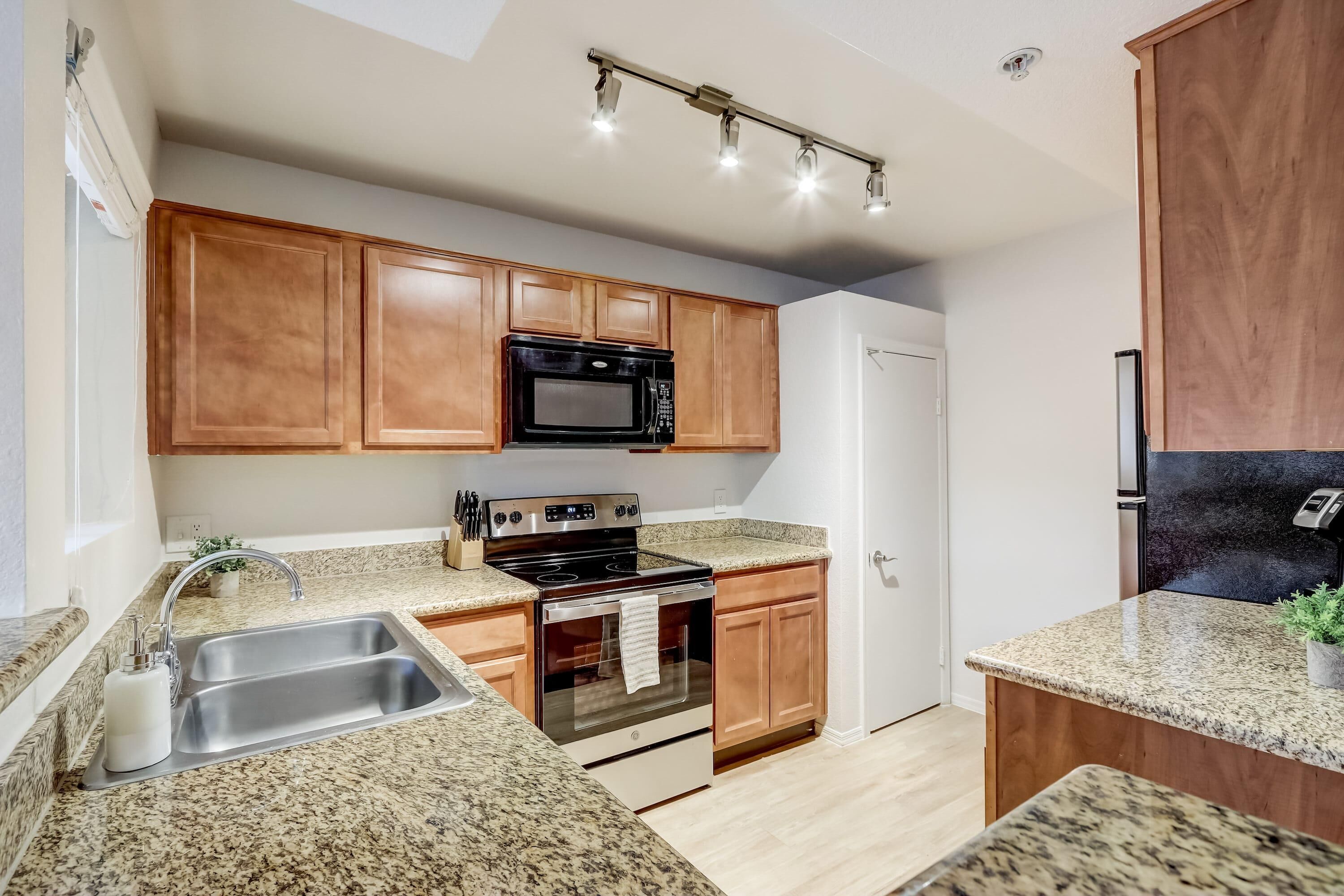 Frontdesk | 1 BR Apt near Sunrise Trailhead