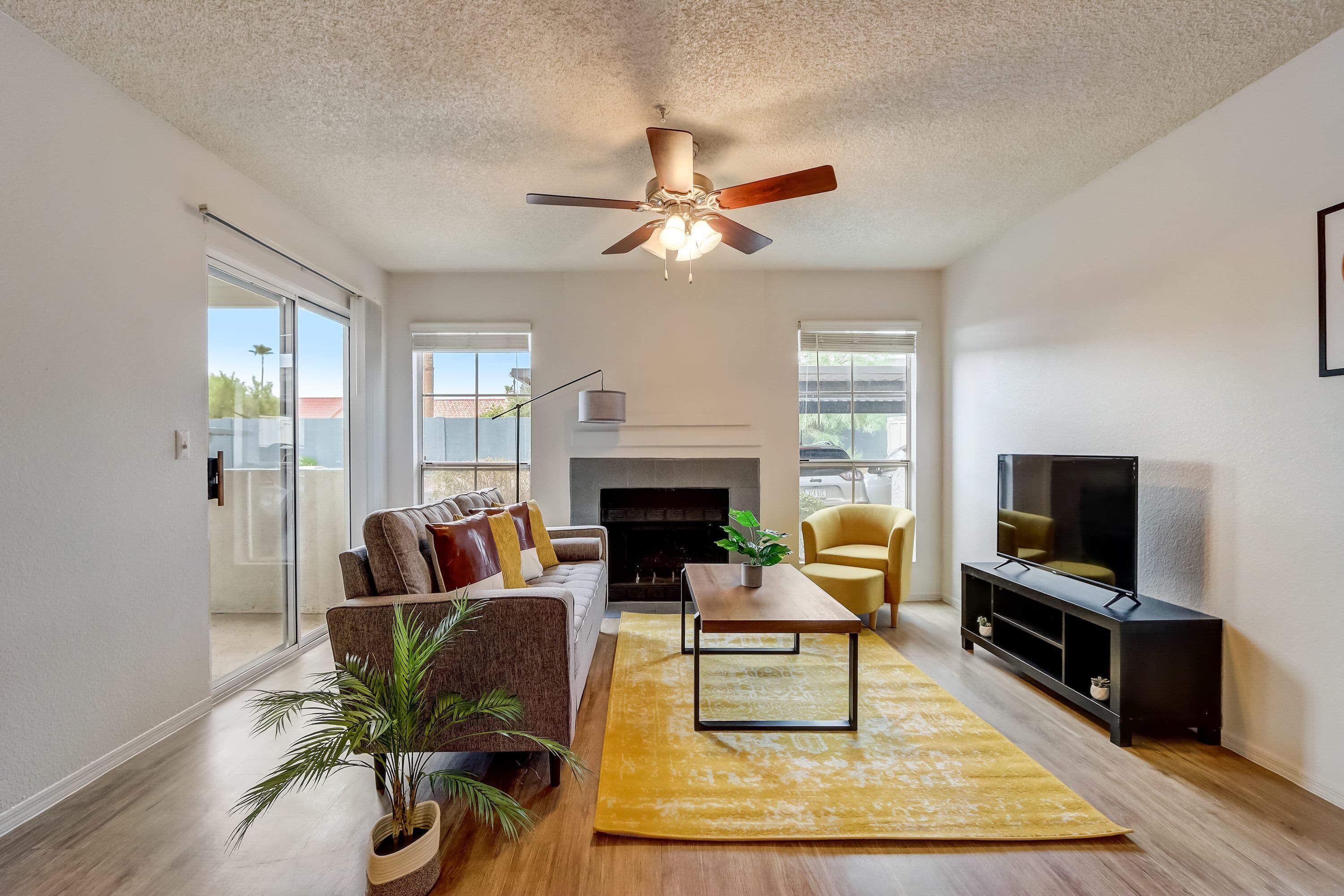 Frontdesk | 1 BR Apt near Sunrise Trailhead