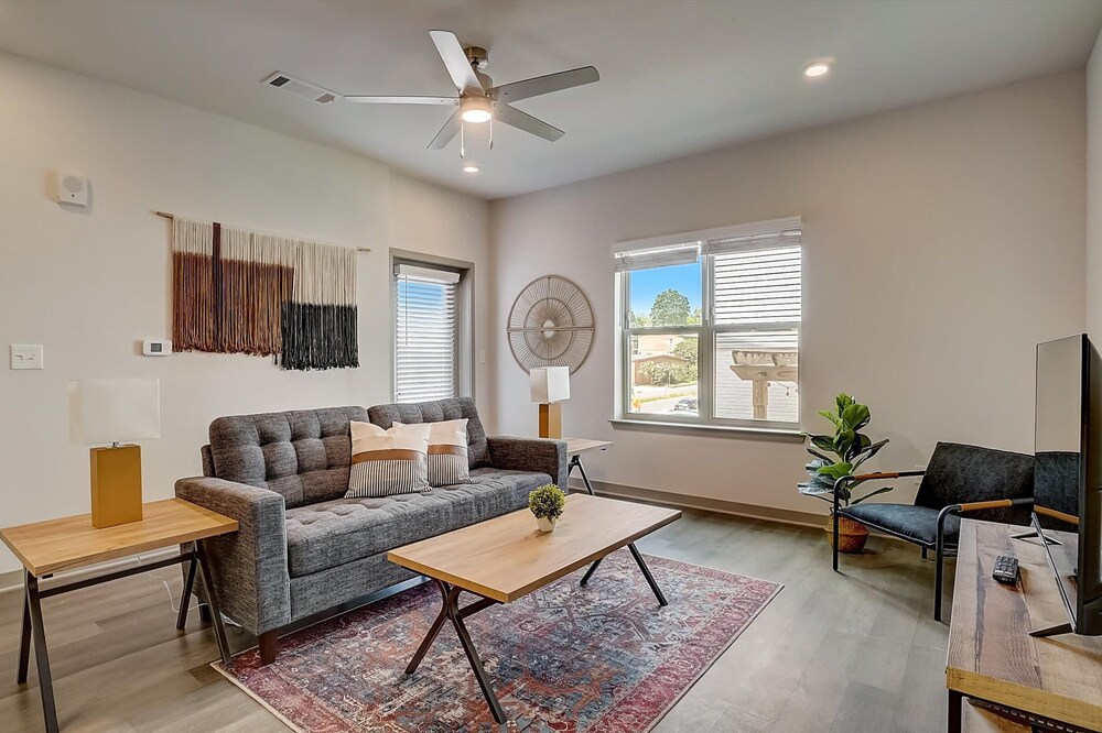 Frontdesk | 1 BR Apt near Vulcan Park
