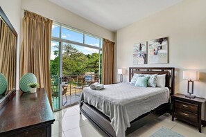 2 bedrooms, desk, WiFi, bed sheets