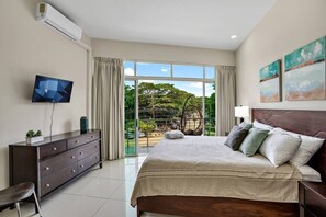 Desk, iron/ironing board, WiFi, bed sheets