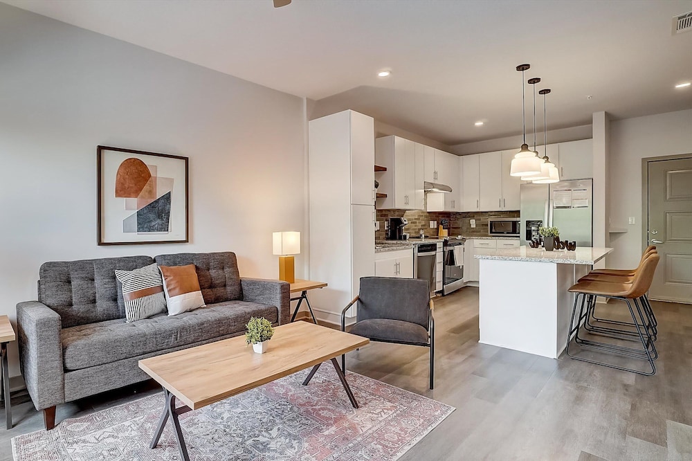 Frontdesk | 1 BR Apt near Avondale Park