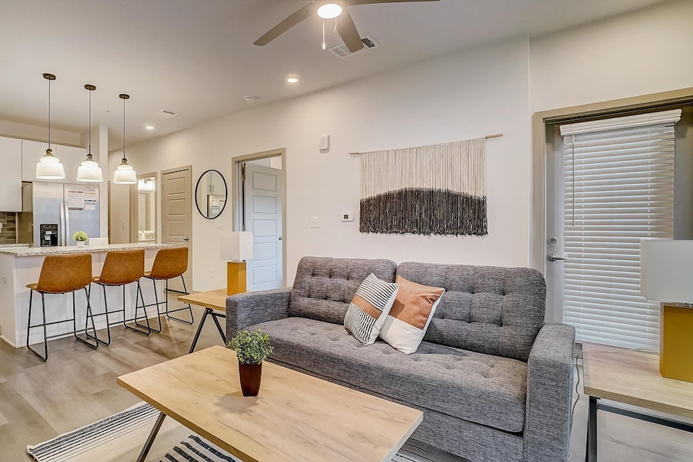 Frontdesk | 1 BR Apt near Botanical Gardens
