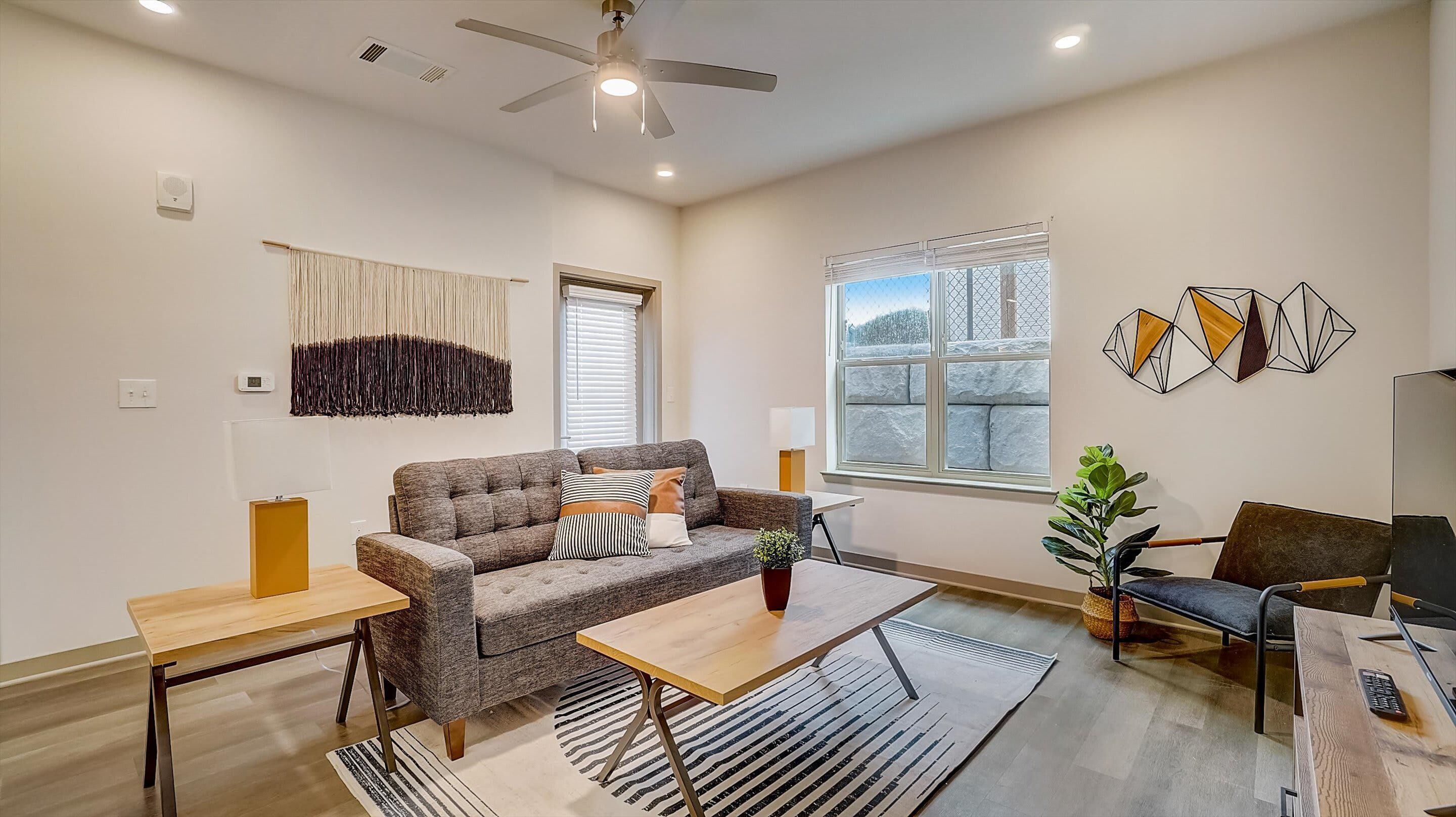 Frontdesk | 1 BR Apt near Botanical Gardens