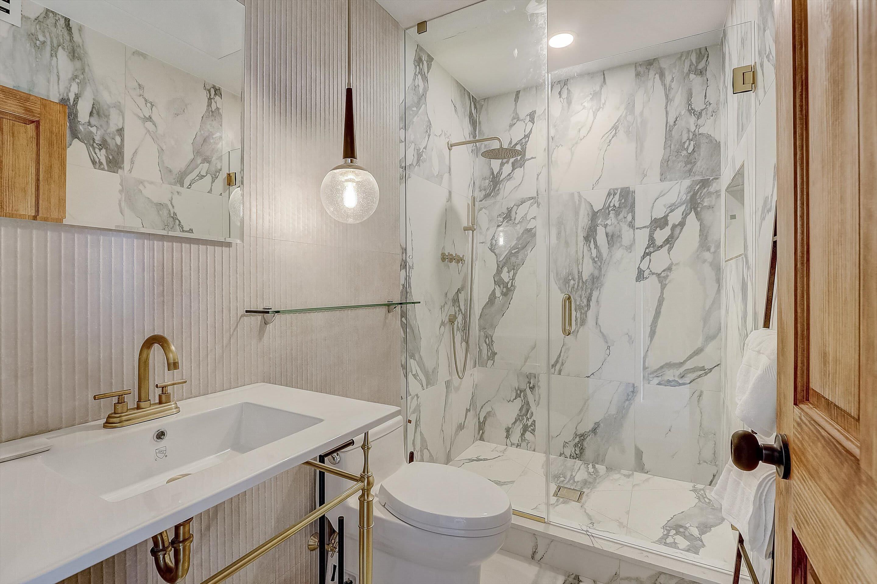 Frontdesk | 1 BR Apt on South St by Magic Gardens