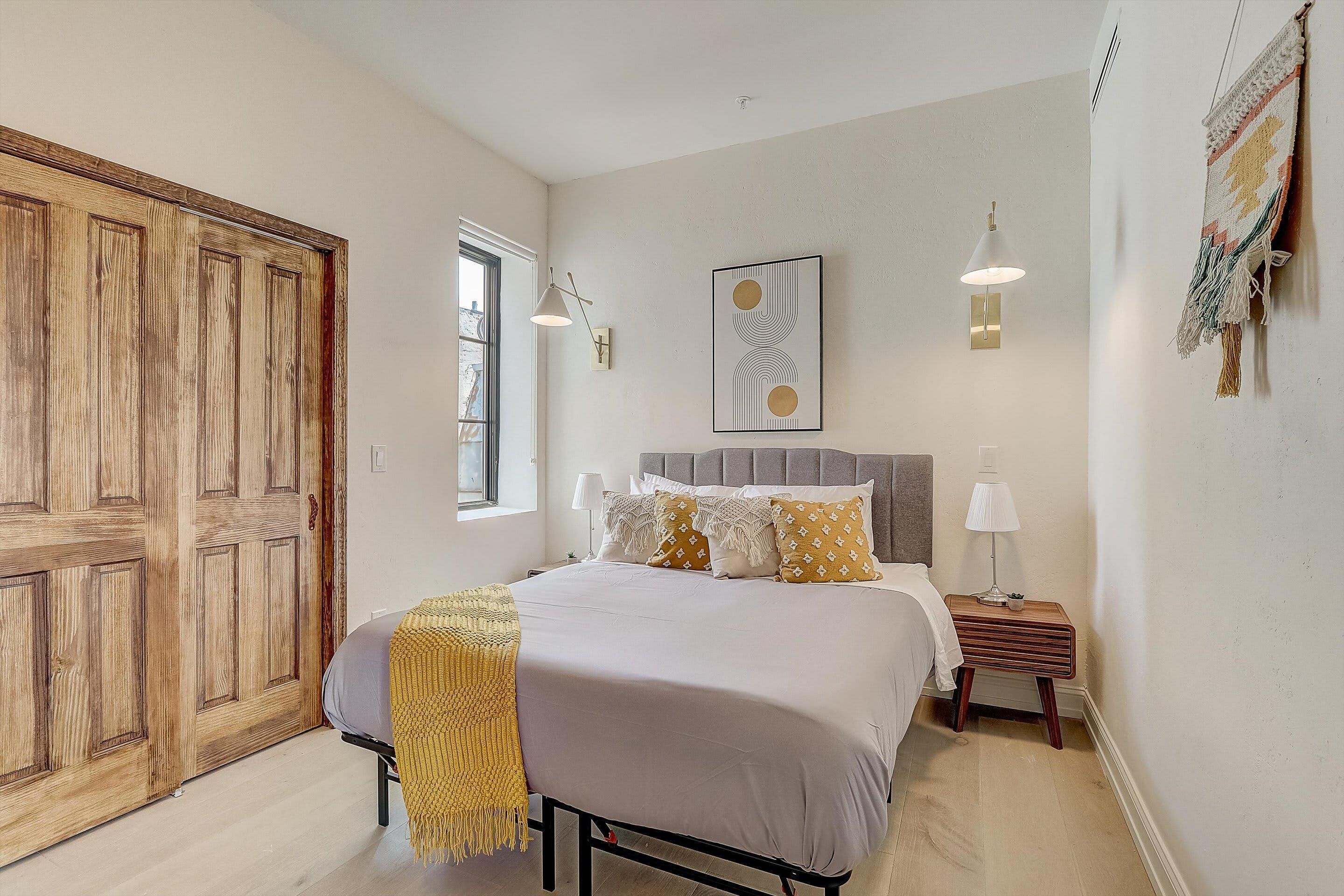 Frontdesk | 1 BR Apt on South St by Magic Gardens