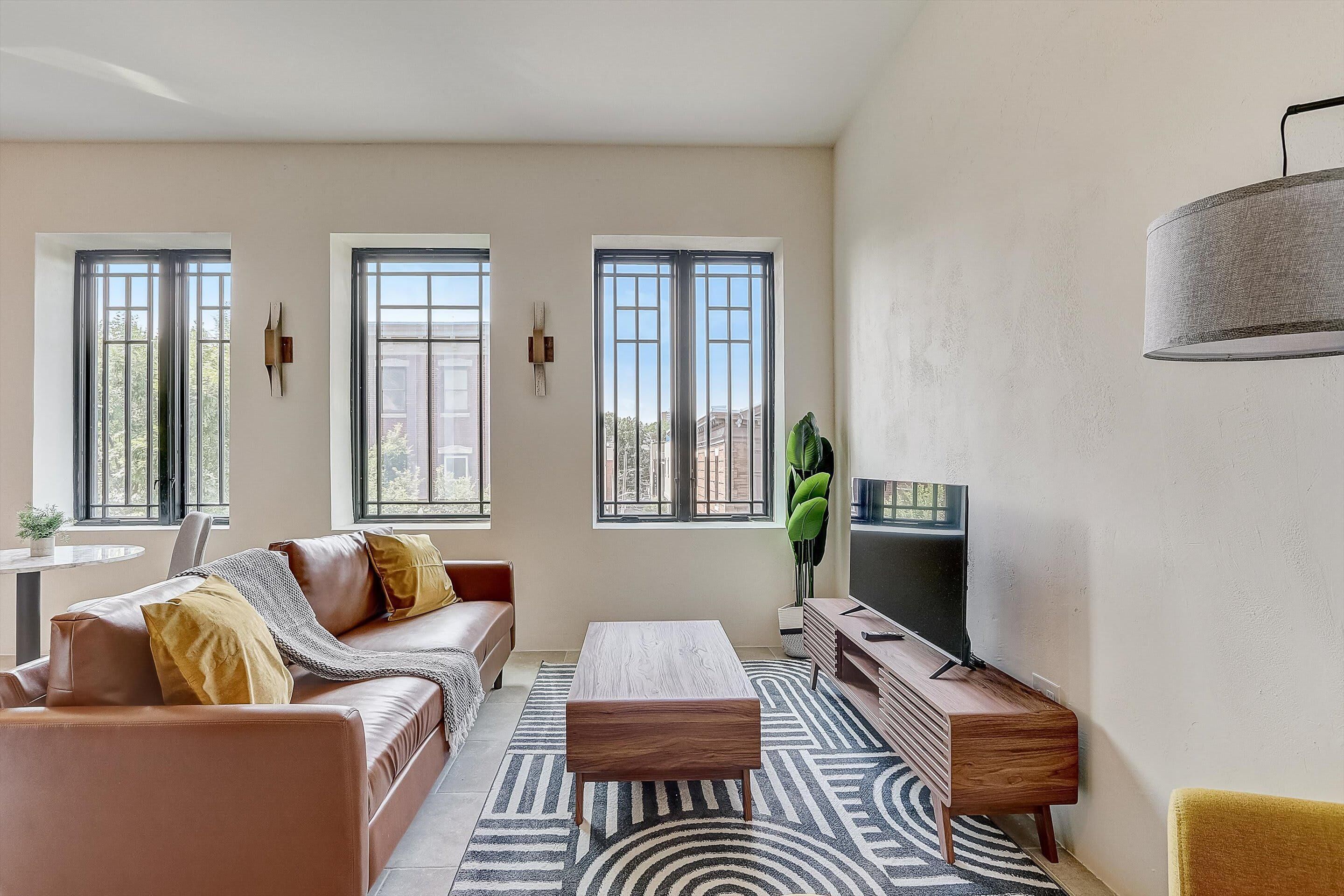 Frontdesk | 1 BR Apt on South St by Magic Gardens