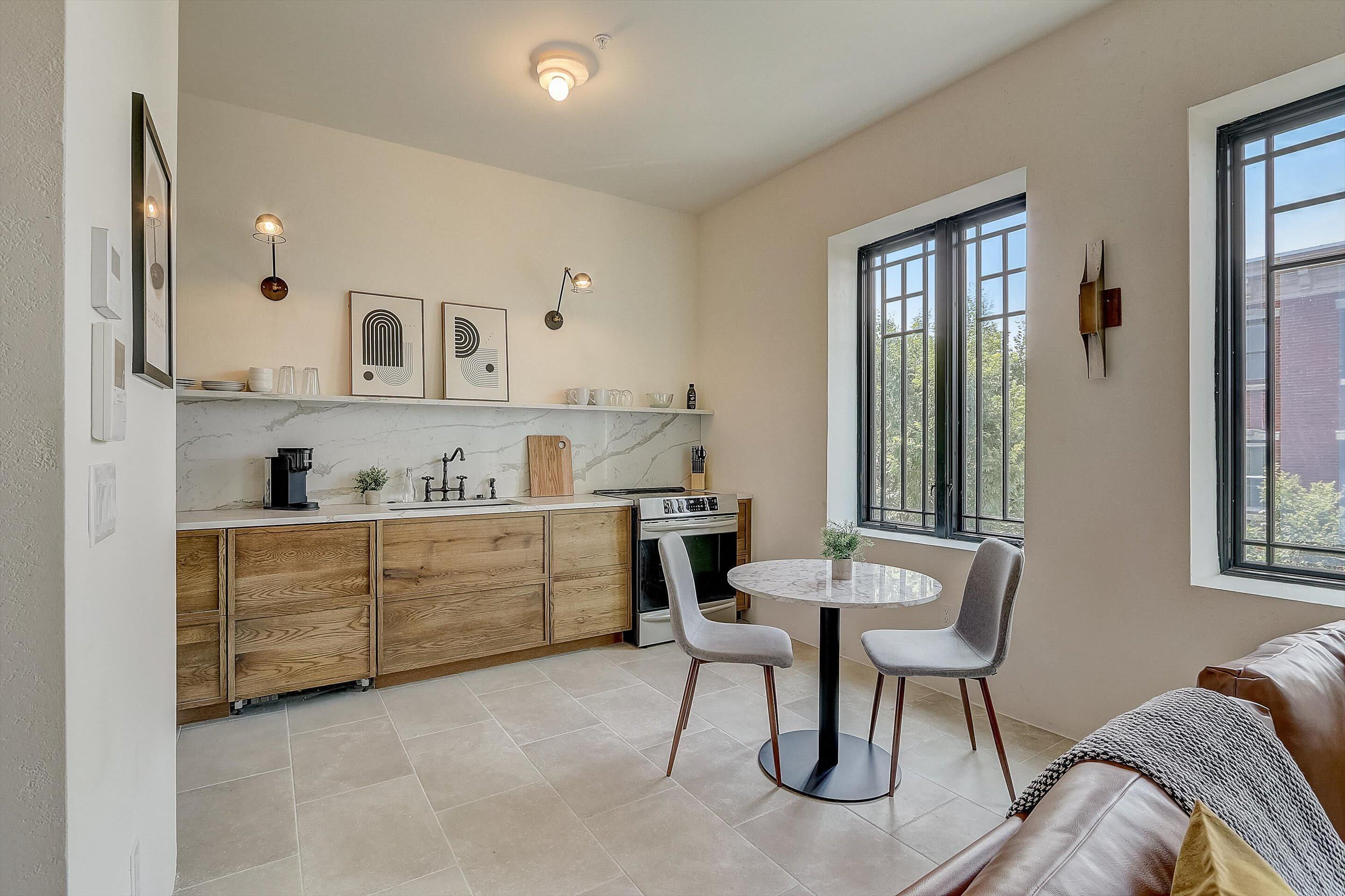 Frontdesk | 1 BR Apt on South St by Magic Gardens