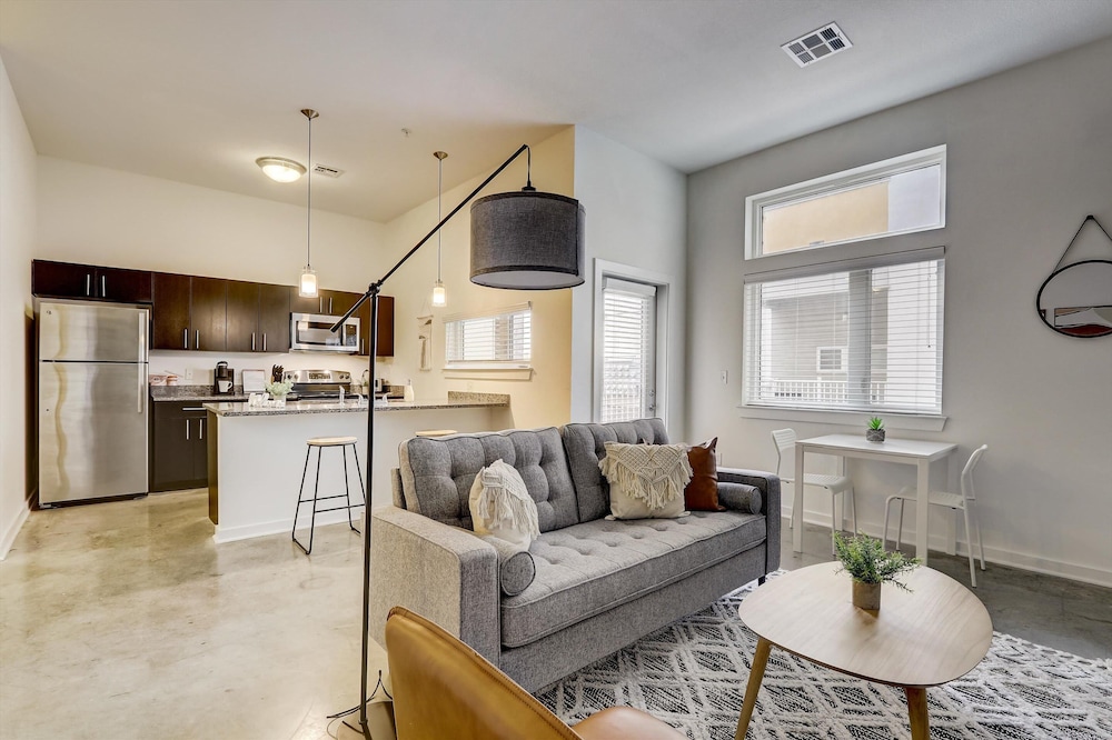 Frontdesk | 1 BR Apt near Berkley Riverfront