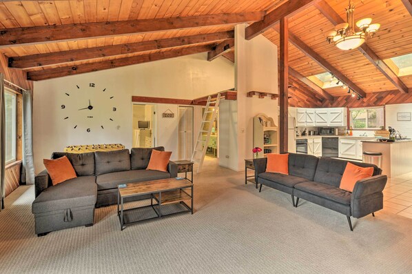 Fernseher, Tischfußball, Bücher