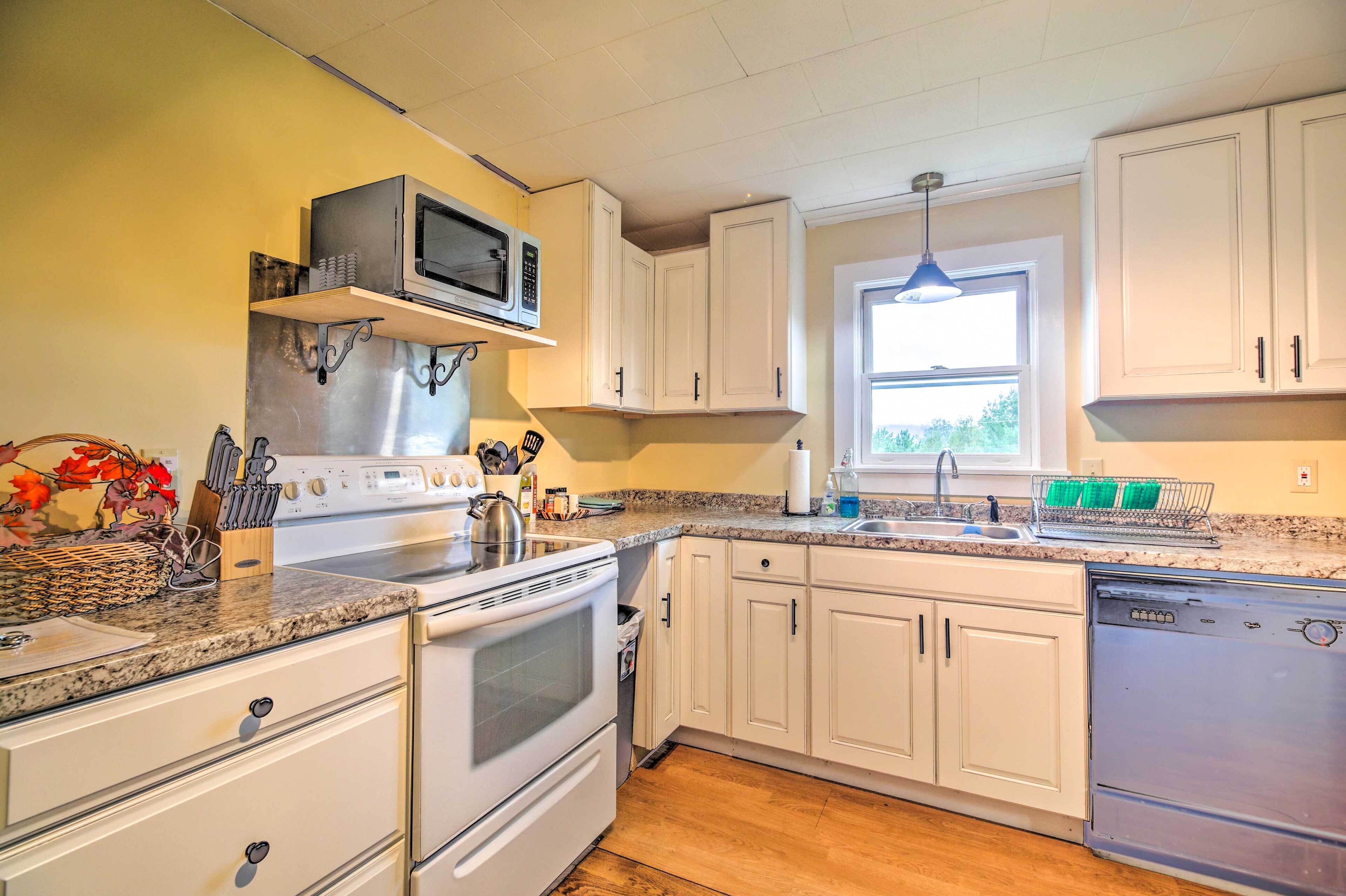 Secluded Mountainside Home ~ 13 Mi to Skiing!