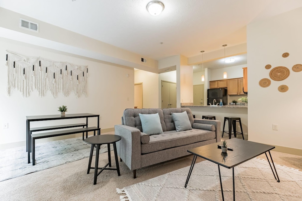 Frontdesk | 1 BR Apt close to the National Aviary