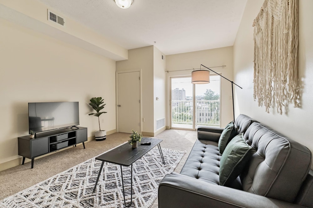 Frontdesk | 1 BR Apt near Phipps Conservatory
