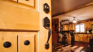 Una cocina rústica con armarios de madera y un ventilador de techo.