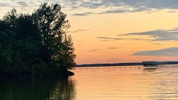 Plage à proximité, chaises longues, serviettes de plage