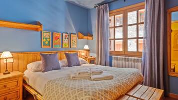 3 bedrooms, iron/ironing board, internet, bed sheets