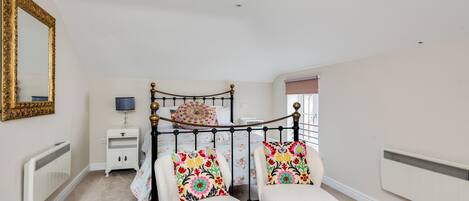 1 bedroom, desk, free WiFi, bed sheets